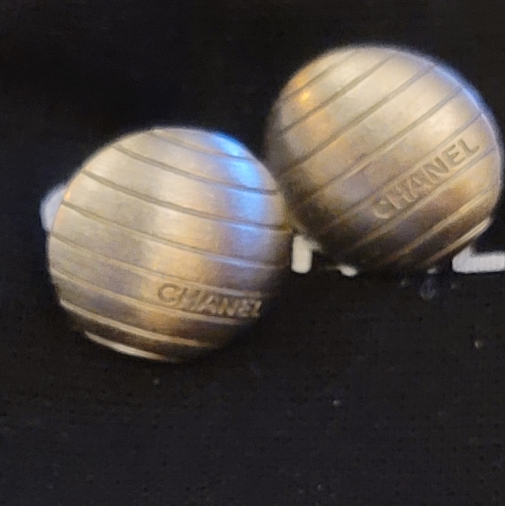 Chanel Silvertone Circle Stud Earrings / Great Condition/Pierced